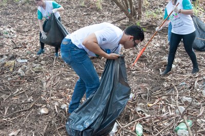 Ação de limpeza da nascente afluente do Córrego Traíra