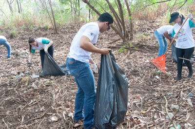 Ação de limpeza da nascente afluente do Córrego Traíra