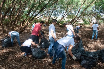 Ação de limpeza da nascente afluente do Córrego Traíra