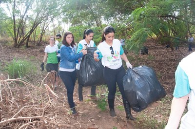 Ação de limpeza da nascente afluente do Córrego Traíra