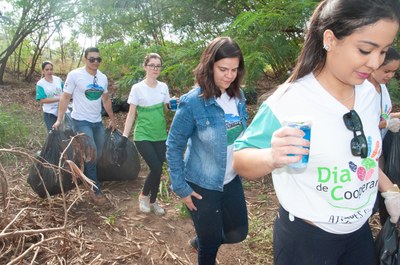 Ação de limpeza da nascente afluente do Córrego Traíra