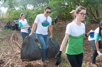 Ação de limpeza da nascente afluente do Córrego Traíra