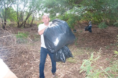 Ação de limpeza da nascente afluente do Córrego Traíra