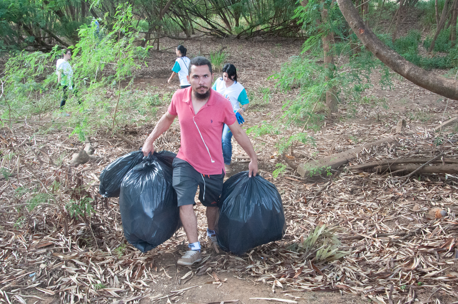 Ação de limpeza da nascente afluente do Córrego Traíra