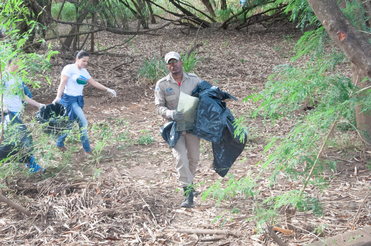 Ação de limpeza da nascente afluente do Córrego Traíra