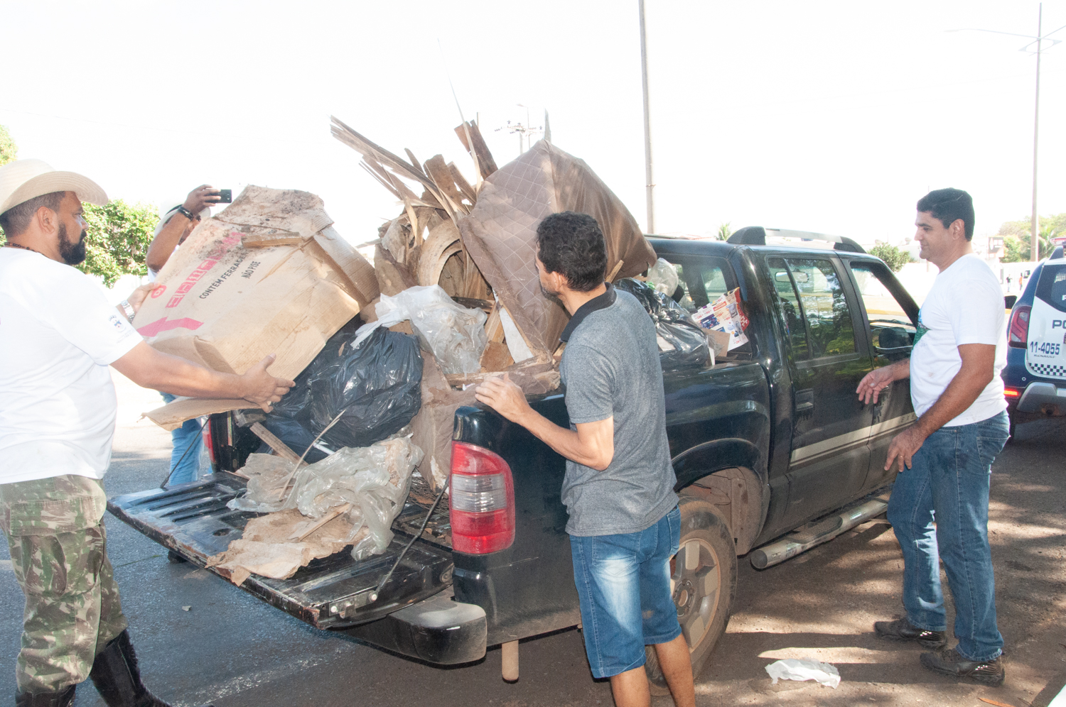 Ação de limpeza da nascente afluente do Córrego Traíra