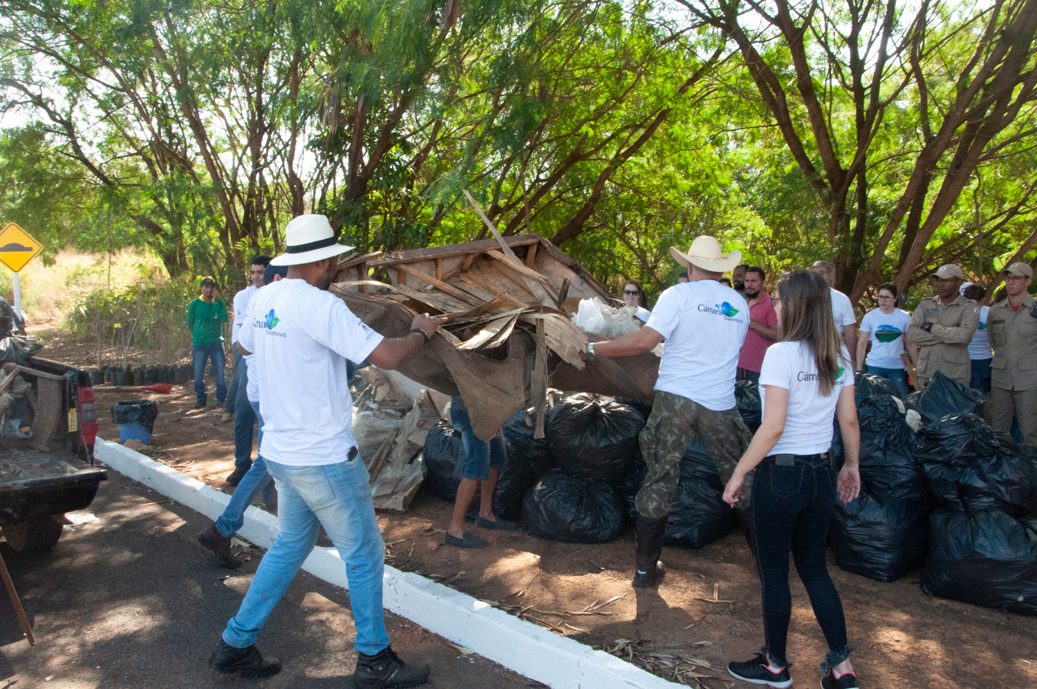 Ação de limpeza da nascente afluente do Córrego Traíra