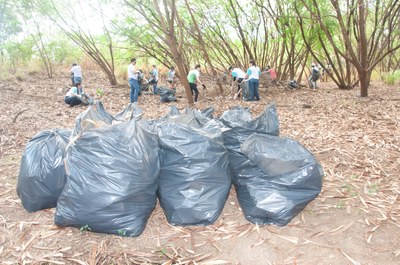 Ação de limpeza da nascente afluente do Córrego Traíra