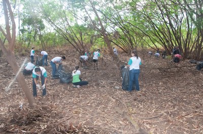 Ação de limpeza da nascente afluente do Córrego Traíra